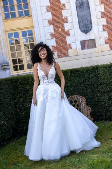 femme dans une robe de mariée princesse dans un château