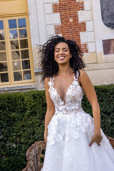 femme dans une robe de mariée princesse dans un château
