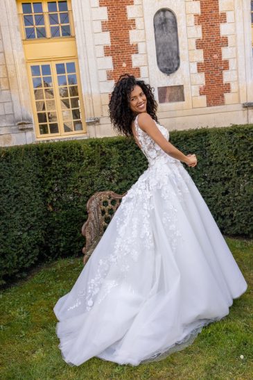 femme dans une robe de mariée princesse dans un château