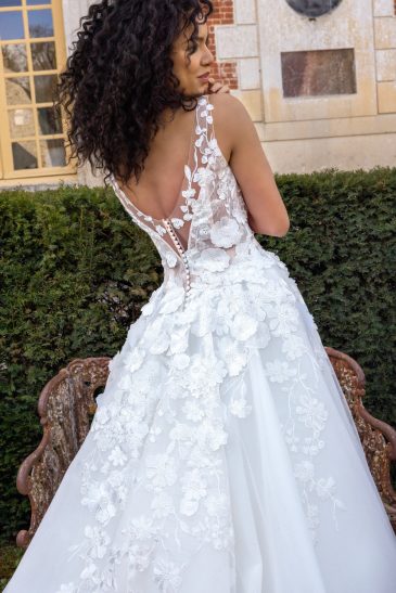 femme dans une robe de mariée princesse dans un château