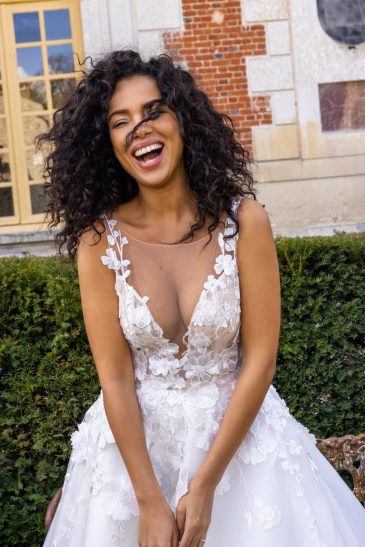 femme dans une robe de mariée princesse dans un château