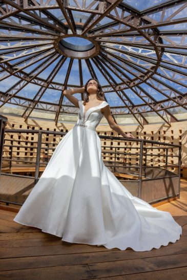 femme avec une robe de mariée princesse dans un château