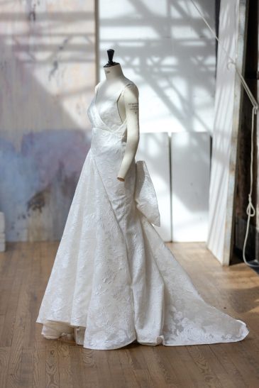 mannequin avec une robe de mariée couture