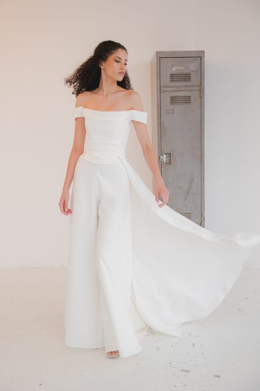 femme dans un ensemble de mariée pantalon moderne et original