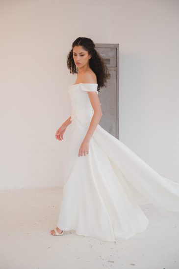 femme dans un ensemble de mariée pantalon moderne et original