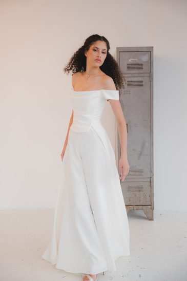 femme dans un ensemble de mariée pantalon moderne et original