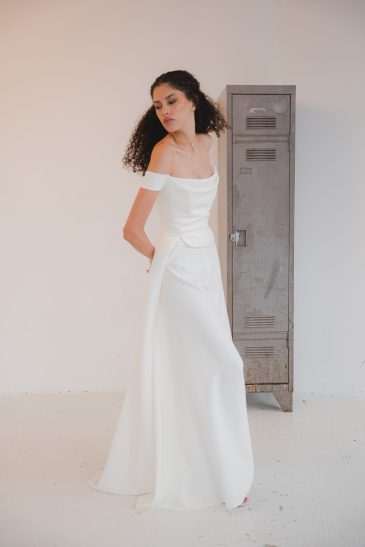 femme dans un ensemble de mariée pantalon moderne et original