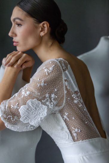 femme dans une robe de mariée de créateur bohème chic