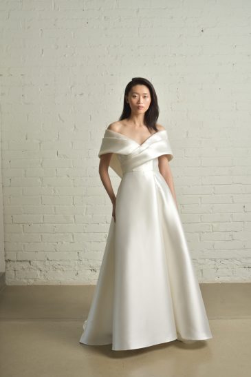 femme habillée d'une robe de mariée épurée et raffinée à fente