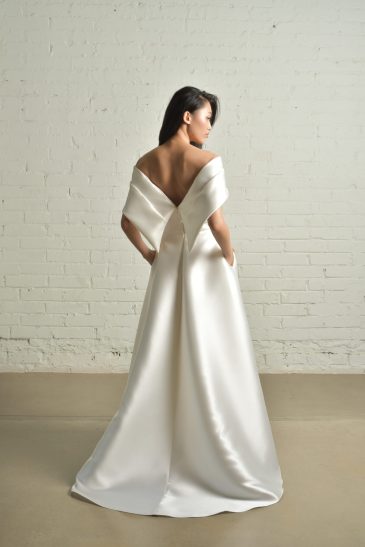 femme habillée d'une robe de mariée épurée et raffinée à fente