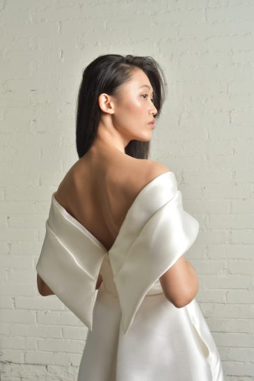 femme habillée d'une robe de mariée épurée et raffinée à fente