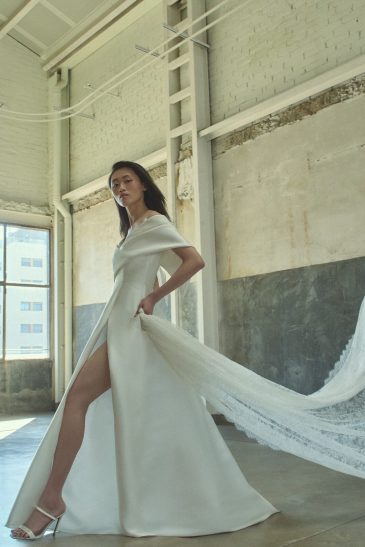 femme habillée d'une robe de mariée épurée et raffinée à fente