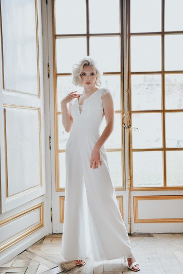 femme dans une combinaison pantalon de mariage au château de Vallery
