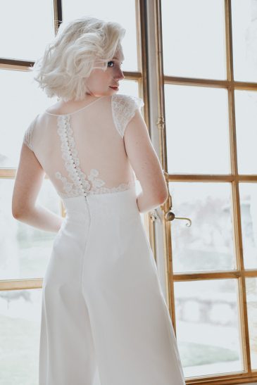 femme dans une combinaison pantalon de mariage au château de Vallery