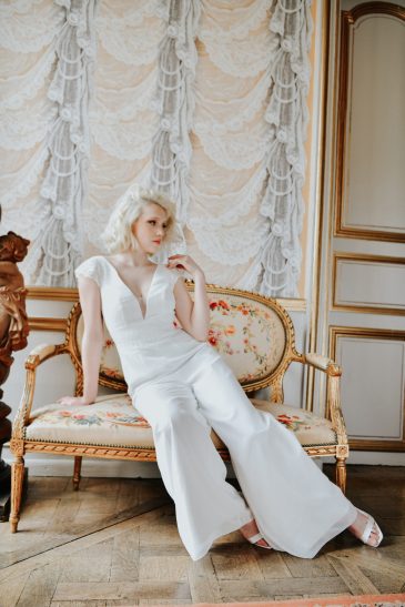 femme dans une combinaison pantalon de mariage au château de Vallery