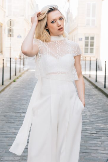 femme avec une tenue de cérémonie civile dans les rues de Paris