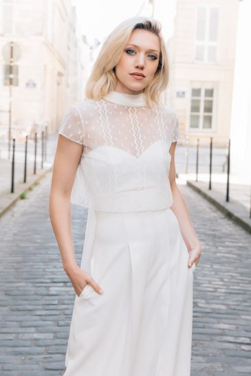 femme avec une tenue de cérémonie civile dans les rues de Paris