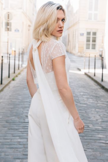 femme avec une tenue de cérémonie civile dans les rues de Paris