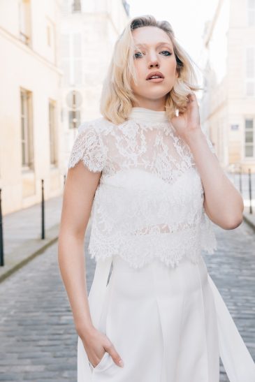 femme avec une tenue de cérémonie civile dans les rues de Paris