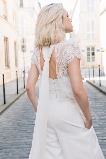 femme avec une tenue de cérémonie civile dans les rues de Paris