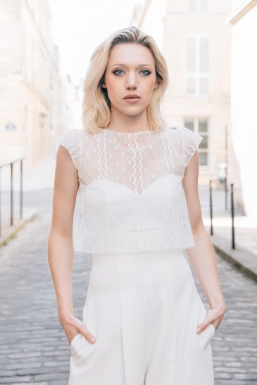 femme avec une tenue de cérémonie civile dans les rues de Paris