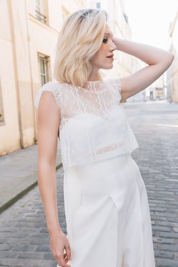 femme avec une tenue de cérémonie civile dans les rues de Paris
