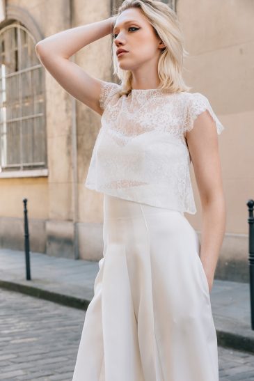 femme avec une tenue de cérémonie civile dans les rues de Paris