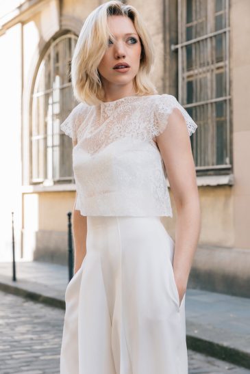 femme avec une tenue de cérémonie civile dans les rues de Paris