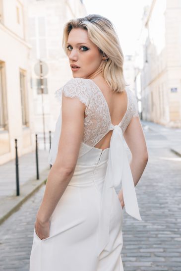 femme avec une tenue de cérémonie civile dans les rues de Paris