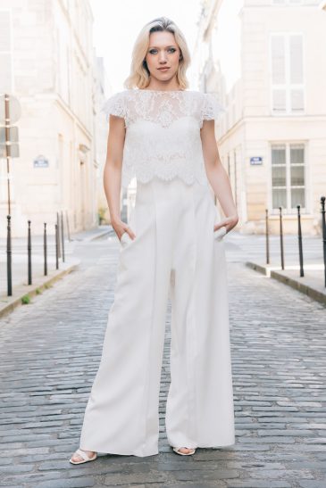 femme avec une tenue de cérémonie civile dans les rues de Paris