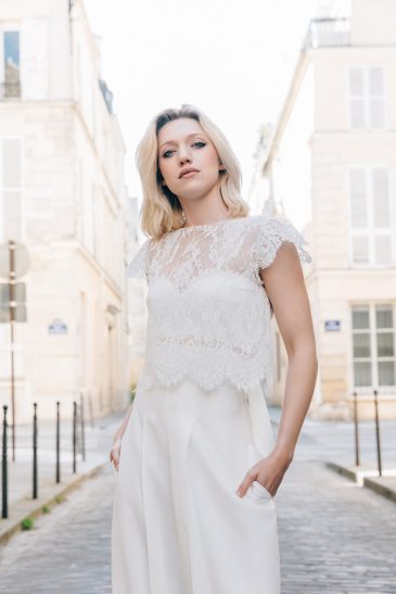 femme avec une tenue de cérémonie civile dans les rues de Paris
