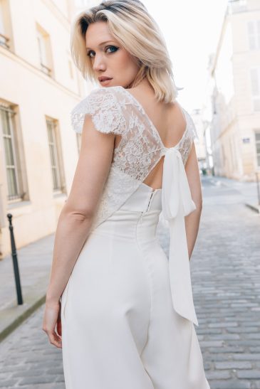 femme avec une tenue de cérémonie civile dans les rues de Paris