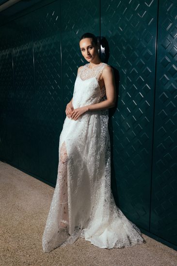 femme portant une robe de mariée et un top de mariée long et élégant