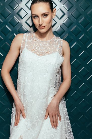femme portant une robe de mariée et un top de mariée long et élégant