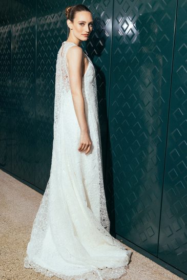 femme portant une robe de mariée et un top de mariée long et élégant