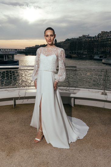 femme à Paris dans une robe de mariée épurée avec un top court brodé