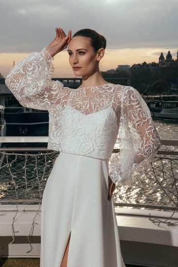 femme à Paris dans une robe de mariée épurée avec un top court brodé