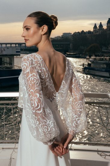 femme à Paris dans une robe de mariée épurée avec un top court brodé