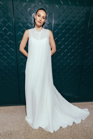 femme dans une robe de mariée épurée agrémenté d'un top de mariée long