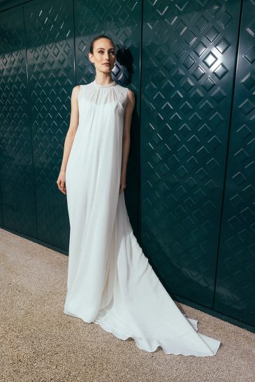 femme dans une robe de mariée épurée agrémenté d'un top de mariée long