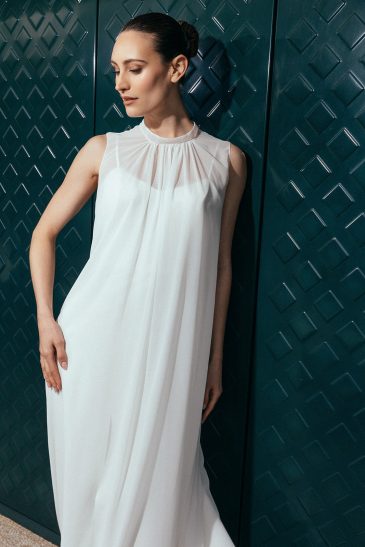 femme dans une robe de mariée épurée agrémenté d'un top de mariée long