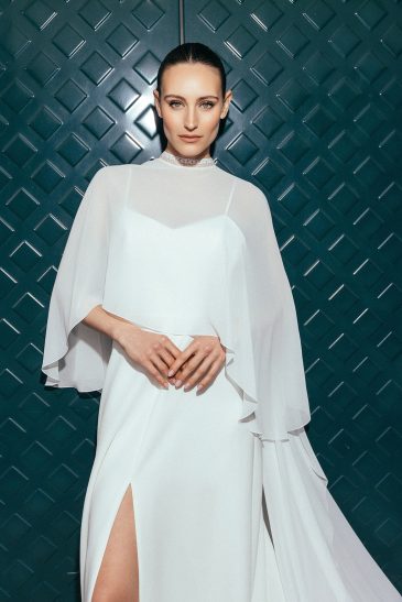 femme dans une robe de mariée épurée agrémenté d'un top de mariée à traîne