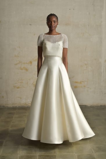 femme dans une robe de mariée avec un top en guipure