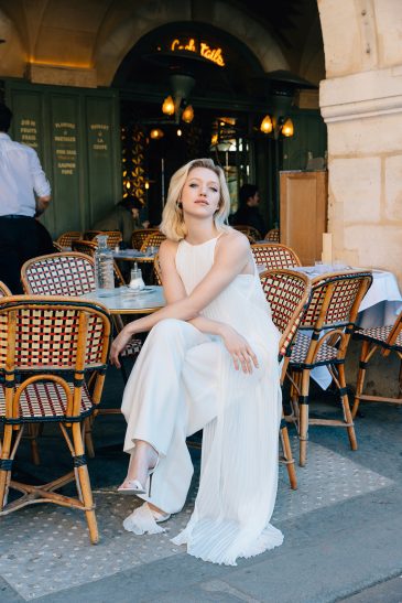 femme dans une combinaison de mariée à Paris