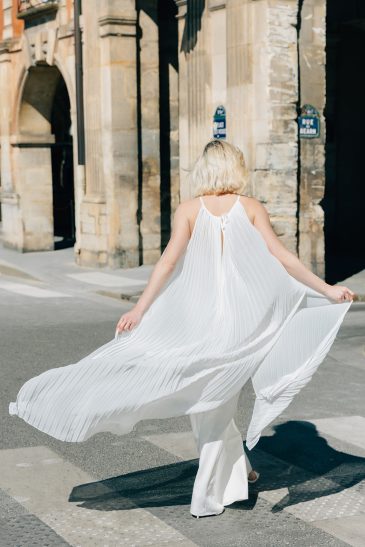 femme dans une combinaison de mariée à Paris