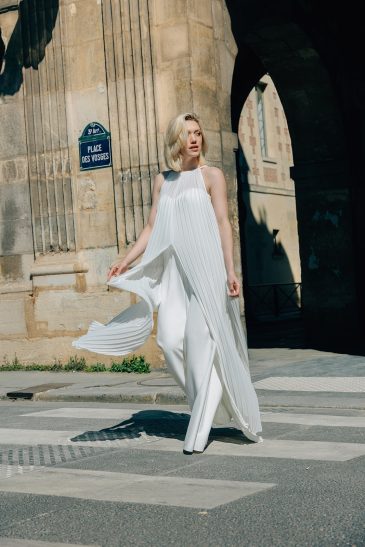 femme dans une combinaison de mariée à Paris