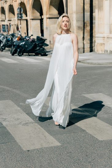 femme dans une combinaison de mariée à Paris