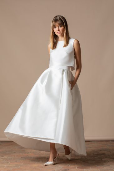 femme dans une robe de mariée structurée et élégante