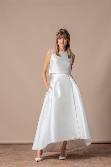 femme dans une robe de mariée structurée et élégante