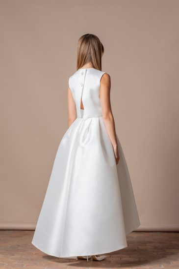 femme dans une robe de mariée structurée et élégante